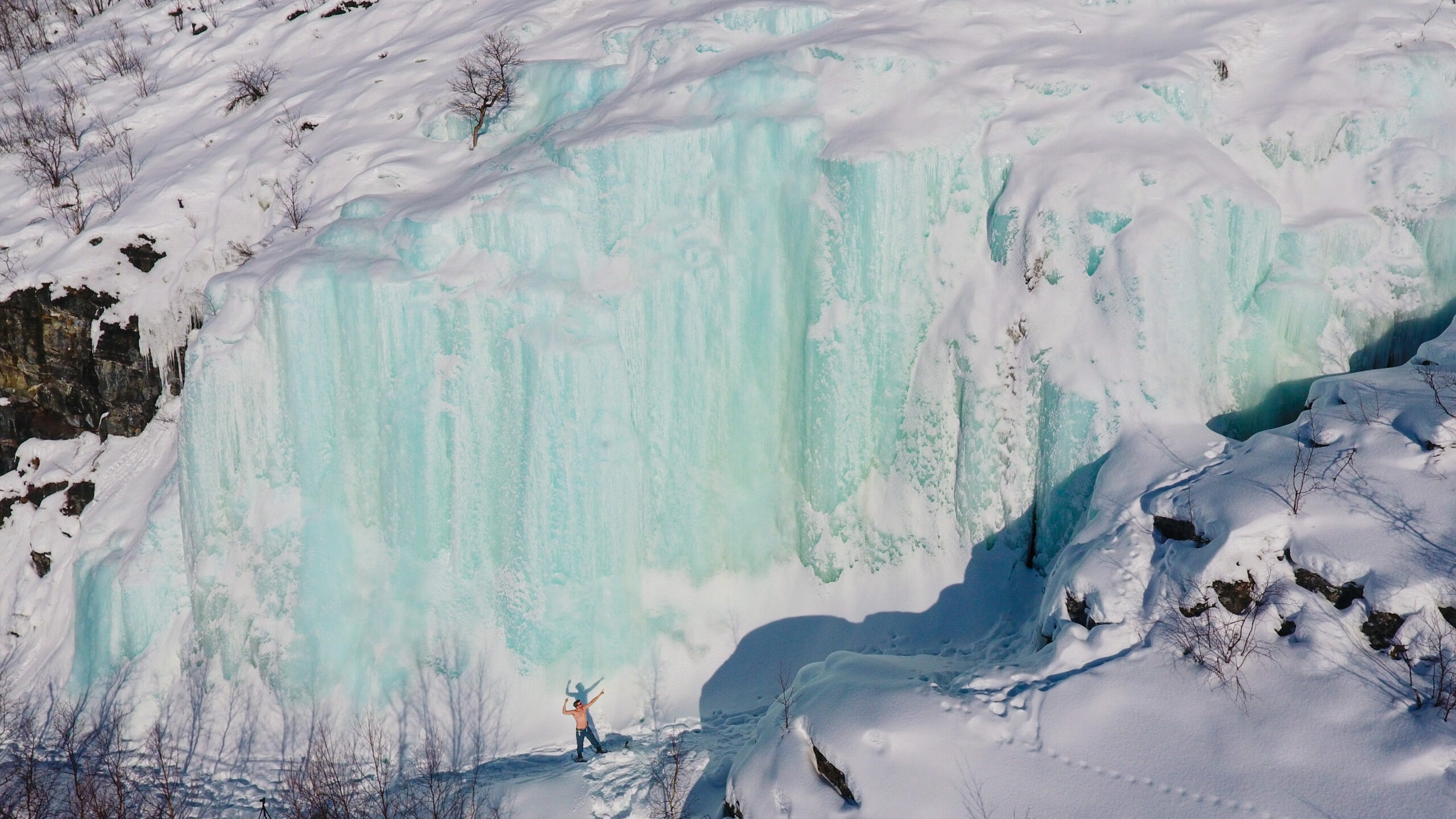 Frozen water fall excursion in Utsjoki